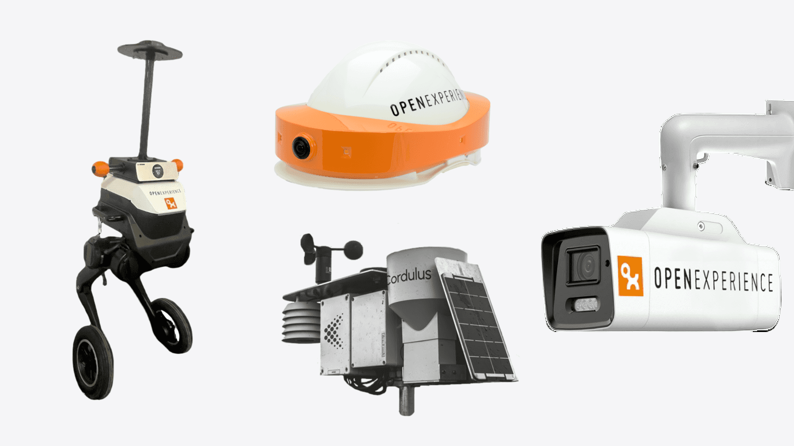 展厅设备并列展示：带 360° 相机、两条轮足的 OXI 机器人，DIGIBAU 360 头盔， 气象站，以及带壁挂支架的 Construction Webcam