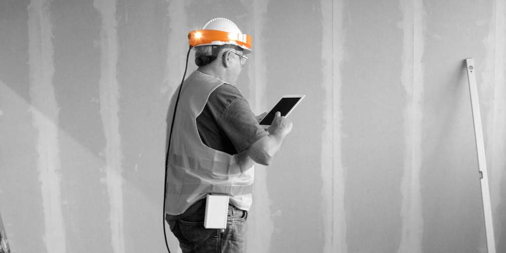 Platschef med DIGIBAU 360-hjälmkamera under rond på en byggarbetsplats