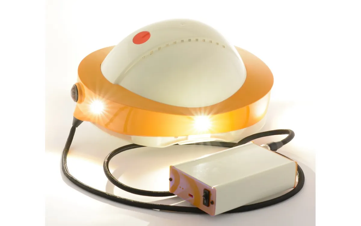 Helmaufsatz und Gürtelmodul des DIGIBAU 360 von der Seite mit sichtbaren LED-Leuchten