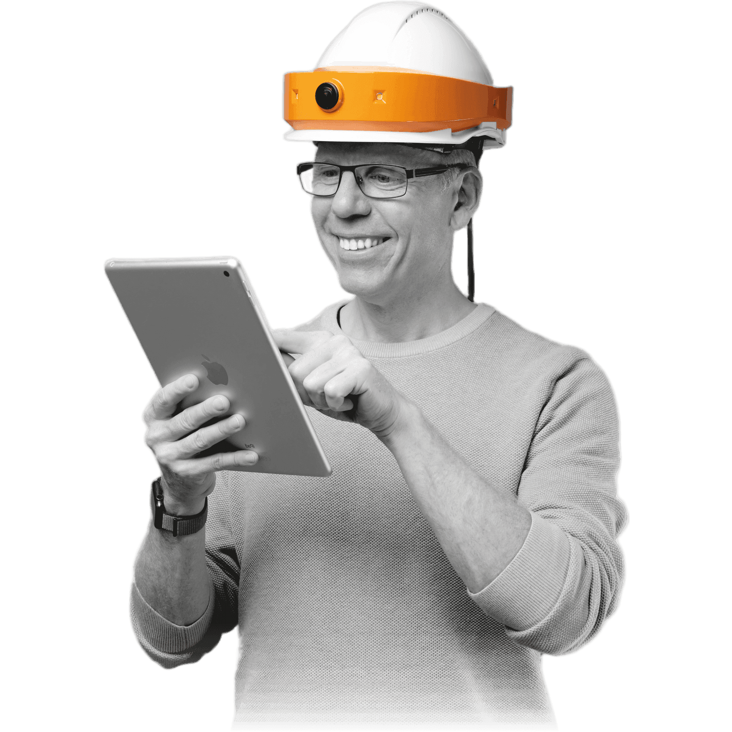 Bauleiter mit DIGIBAU-360-Helmkamera auf dem Kopf bedient lächelnd ein Tablet; am Gürtel das Akkumodul