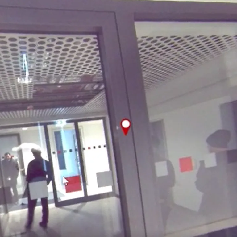 360°-Ansicht mit eingeblendeten Mängel-Pins aus dem Service Bau-Mängel