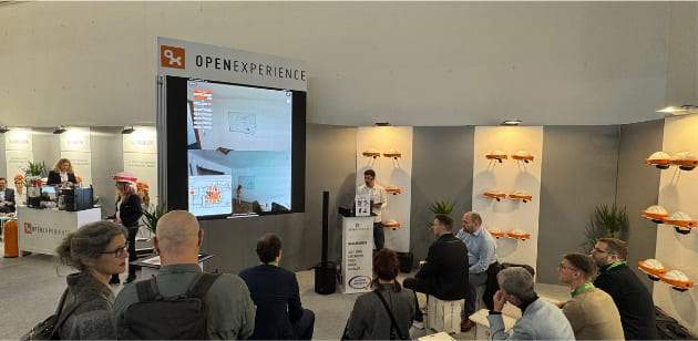 Ponencia en el estand de Open Experience en BAU 2025 ante el público sentado