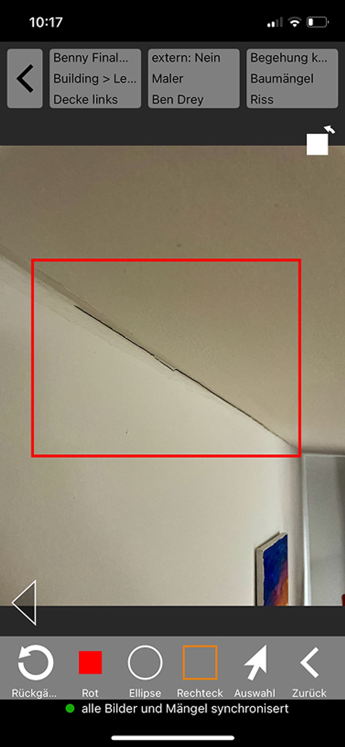 Foto de una grieta en el techo con marca roja — anotación directamente sobre la toma